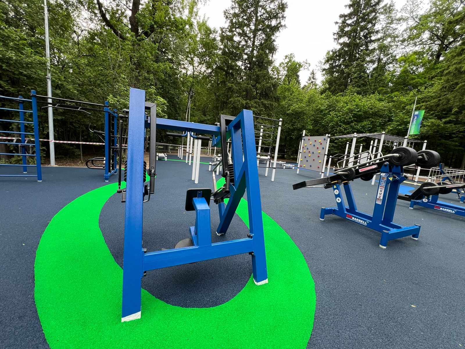 В Одинцовском парке культуры, спорта и отдыха в июне 2024 г. после ремонта открылась воркаут и тренажерная площадка.